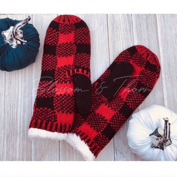 ♥️Buffalo Check Sherpa Lined Mittens♥️ - Picture 2 of 2
